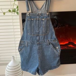 Aritzia Talula overall shorts